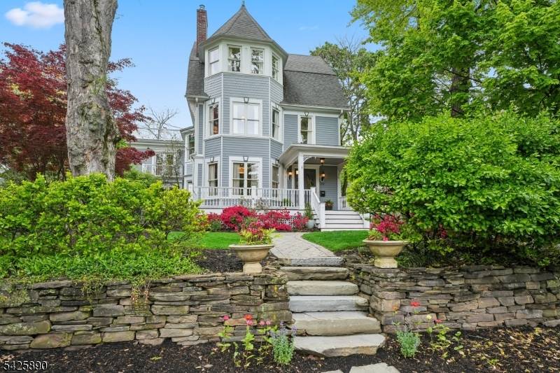 Refined Victorian living with the architectural character we all love soaring ceilings, beautiful period detail, multiple bay windows central air reimagined for how you actually live.