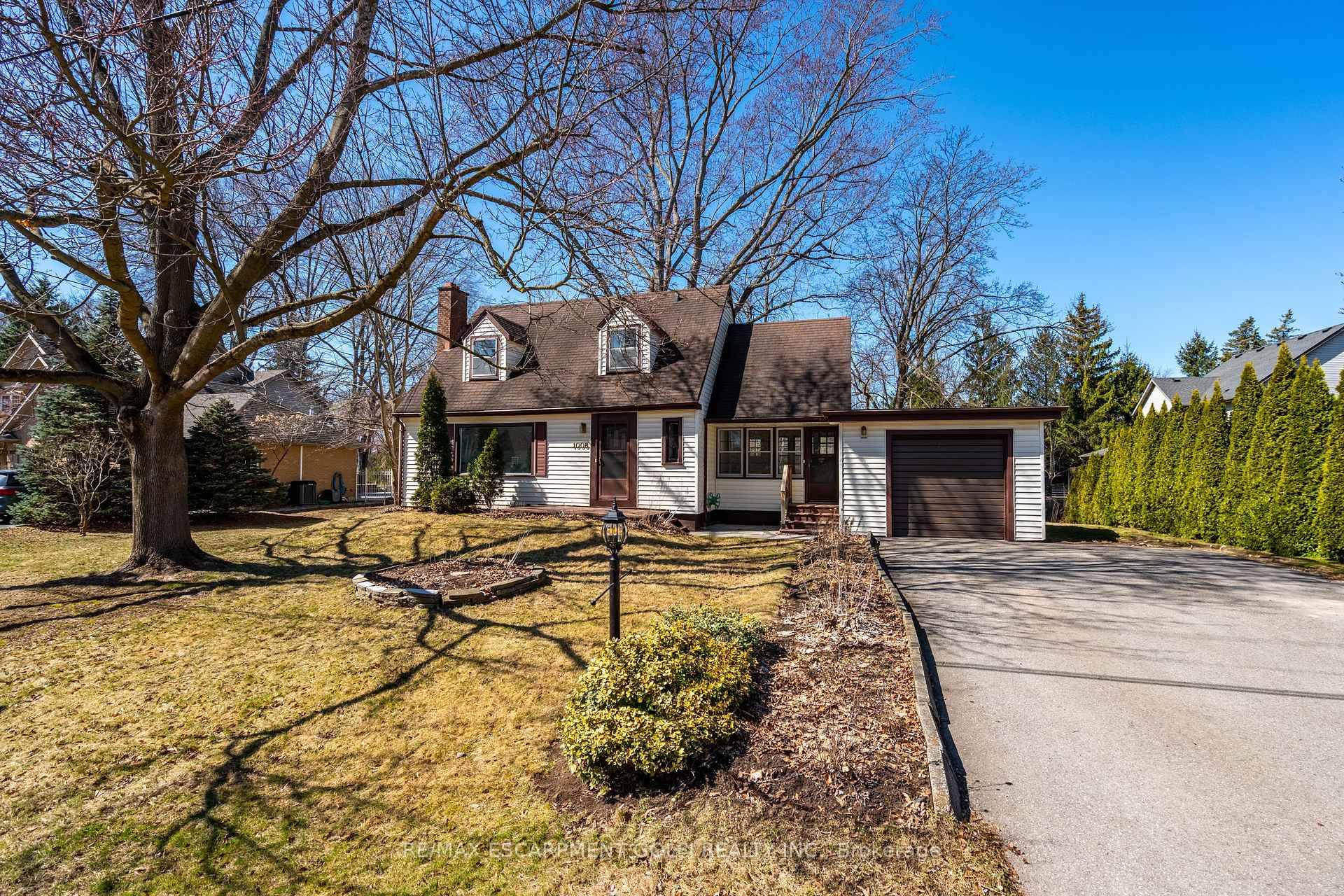 Top of the List ! Charming 1 1 2 storey home in an even more charming part of Fonthill.