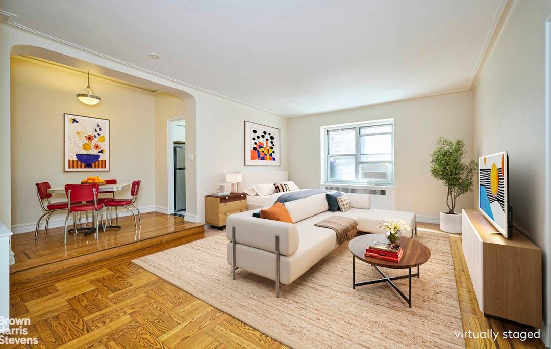 High First Floor Studio with Sunny Southern Exposure amp ; Charming Art Deco Details This well proportioned studio in a classic Upper West Side Art Deco building with a recently ...