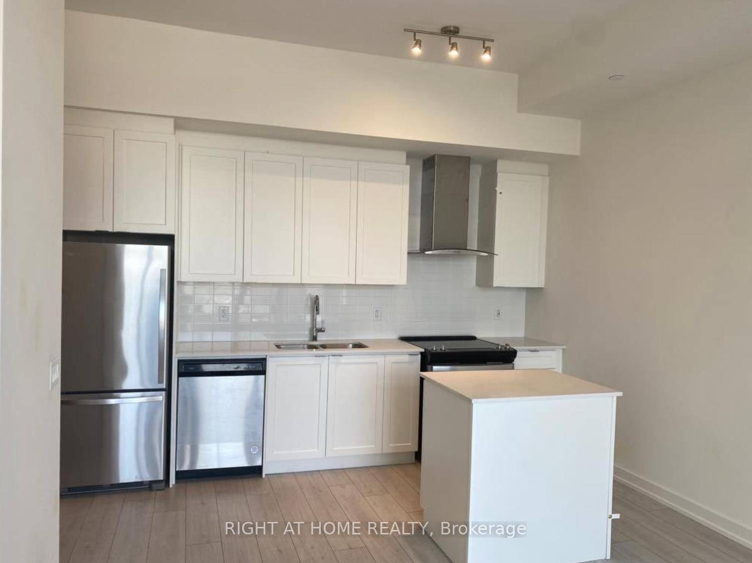 Beautiful Well kept 1 Bedroom Den, 1 Bath, Open big Balcony with Wonderful City View, Beautiful Kitchen with Quartz Island, Short Walk Walk to Go Station, LRT Light Rail Transit ...