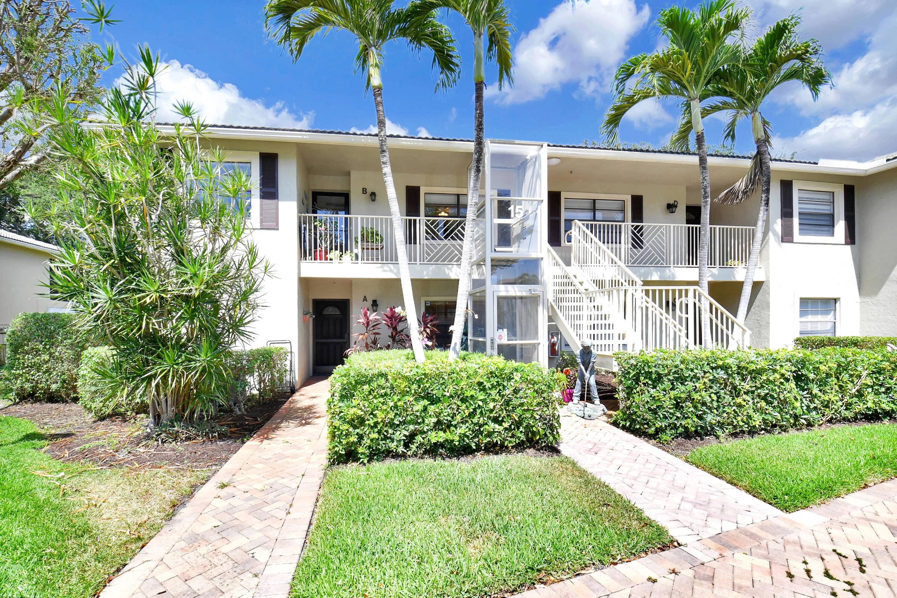 Welcome to this light bright convertible 3 bedroom, 2 bathroom 2nd floor condo located in the highly desirable Hunters Run Country Club.