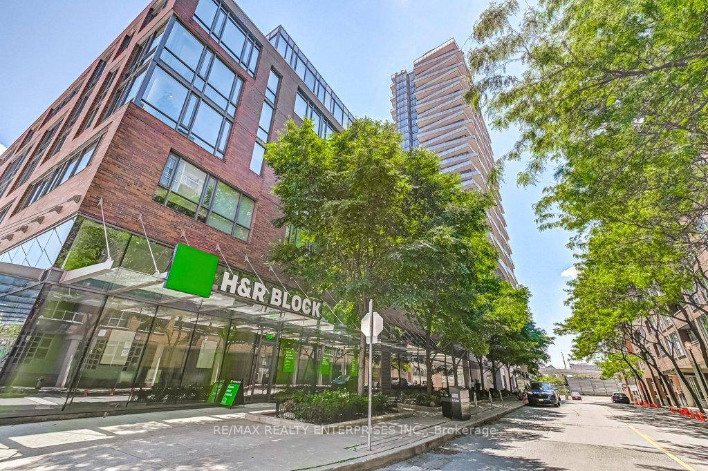 Indulge in breathtaking lake amp ; city views from this stunning 822 sqft corner suite, where south, west, north, and east exposures include an unobstructed view of the iconic CN ...