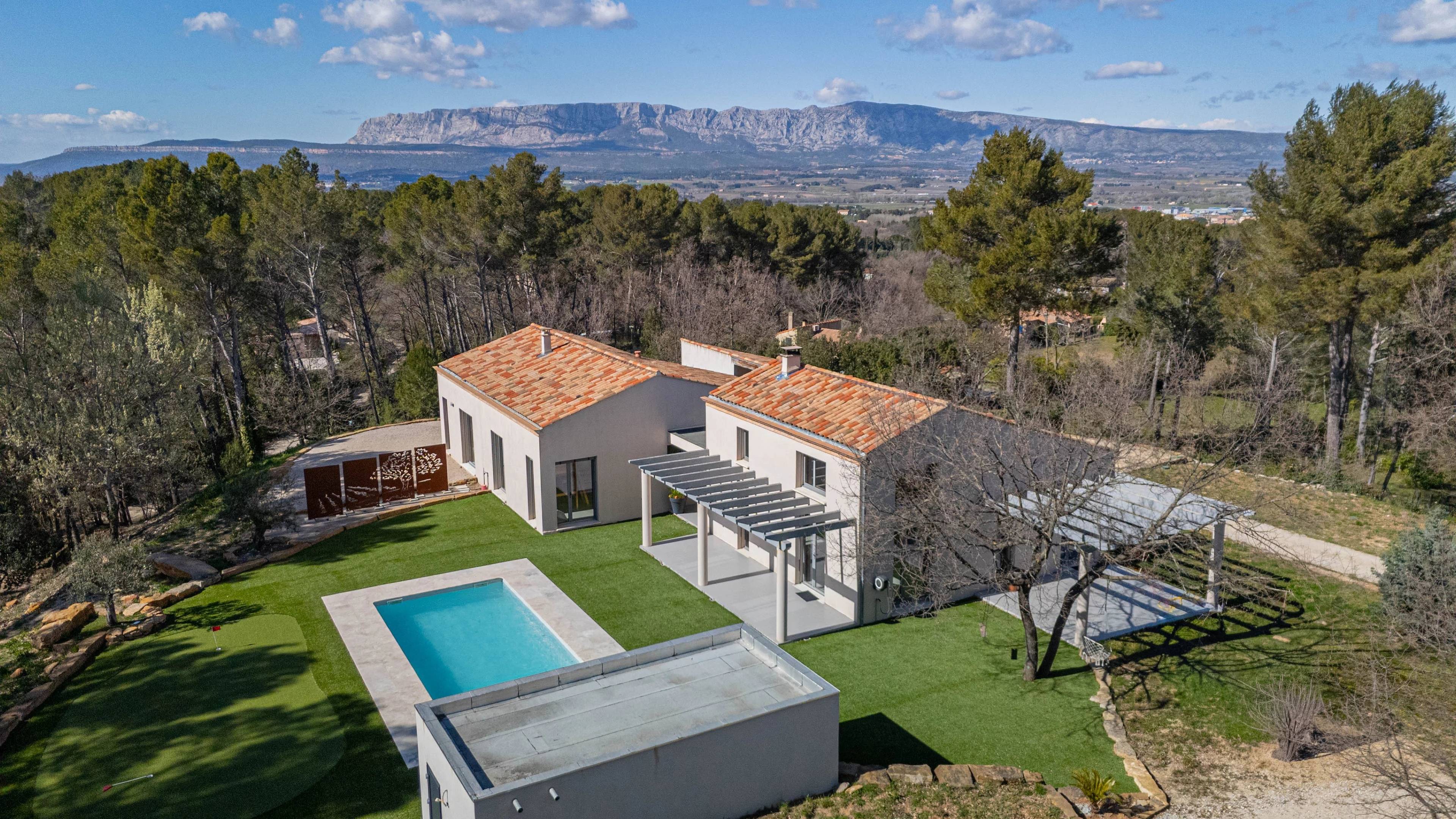 Trets – Exceptional Contemporary Property with Views of Sainte-Victoire