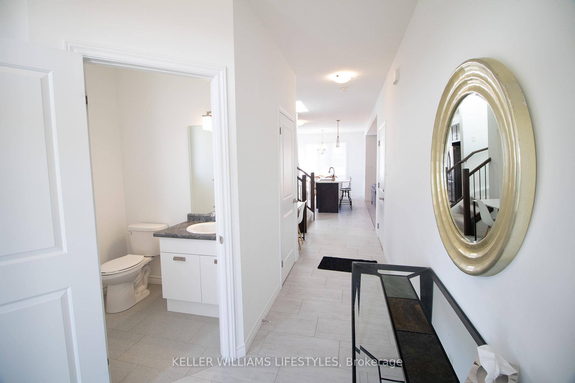 Welcome to The Towns in Hyde Parkan ideal fully furnished rental perfectly suited for corporate relocations, families, or extended medical stays.
