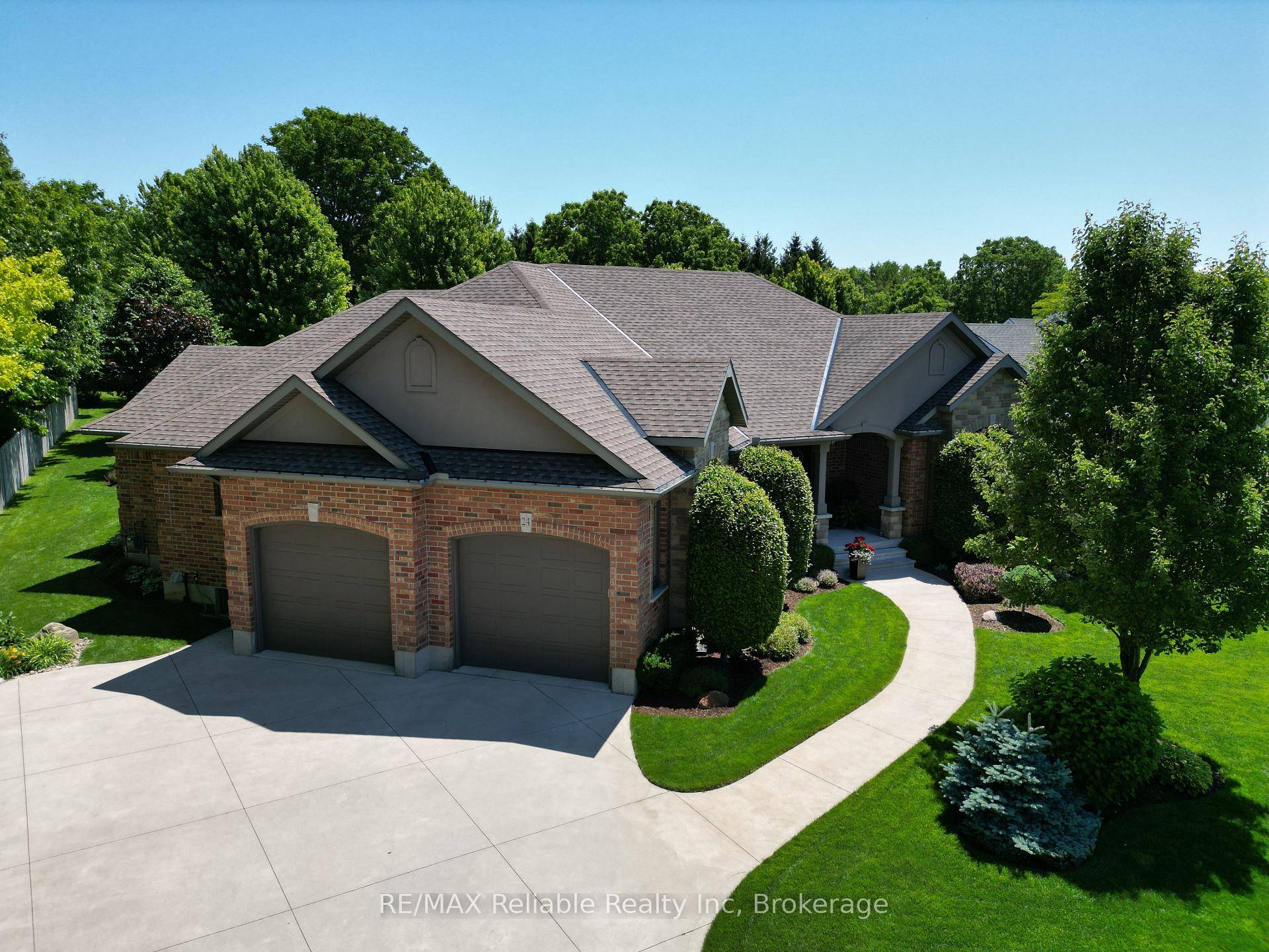 Welcome to this exquisite custom built property, located on the highly sought after Carriage Lane of Bayfield.