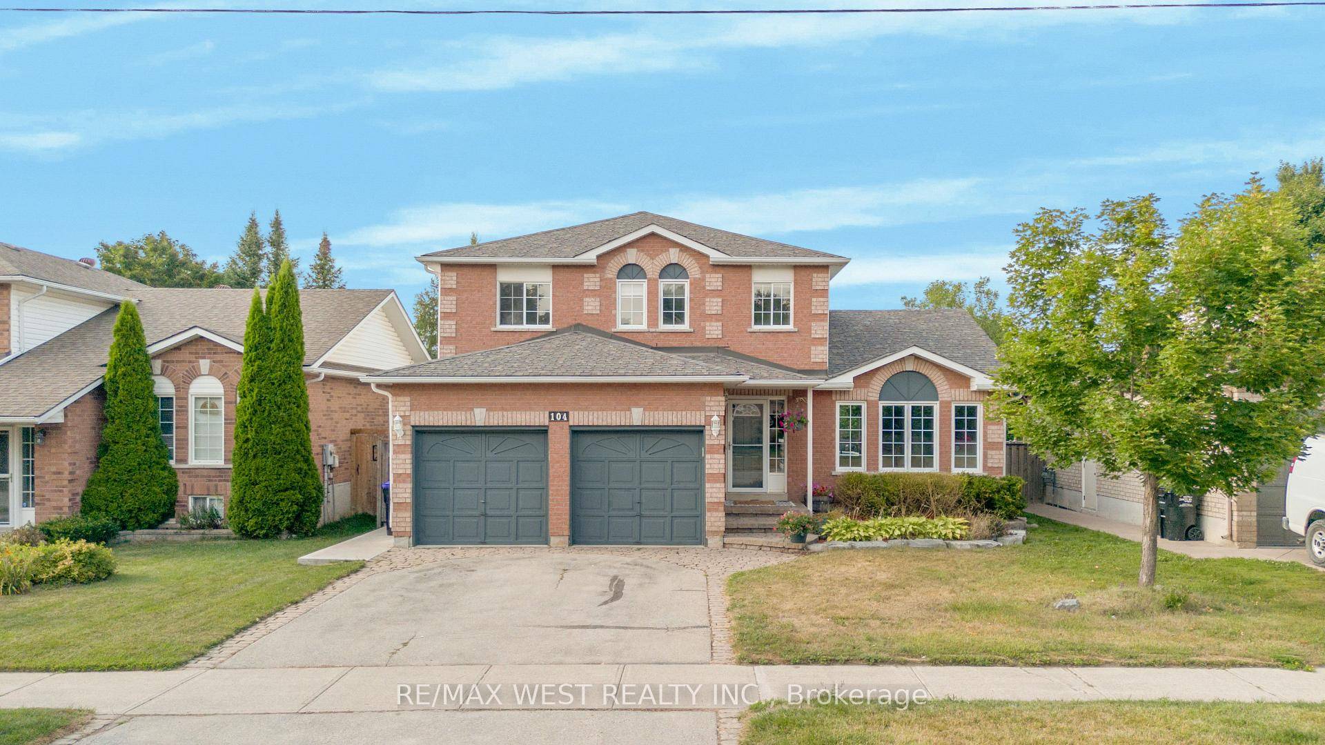 Bright, Charming amp ; Ultra Spacious Detached Home Located In Quiet, Family Oriented Neighbourhood !