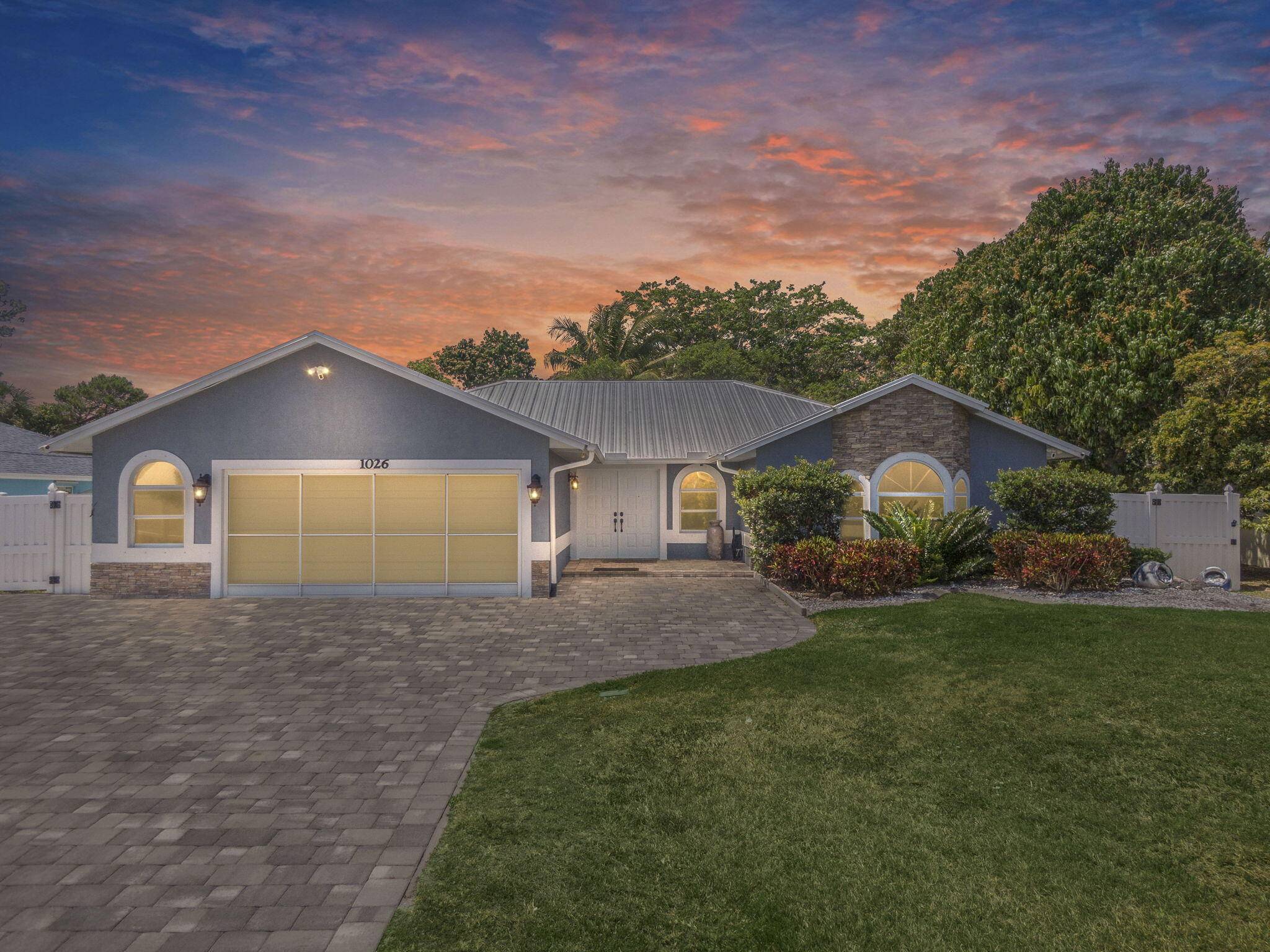 Stunning 3 Bedroom 2 bathroom Pool Home in Port St Lucie !