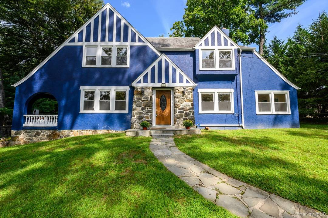 Welcome to 15 Ranger Place in Wykagyul Park !