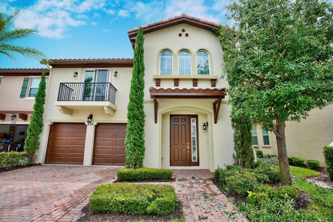 Fabulous fully fenced backyard townhouse located in a quiet, well maintained community.