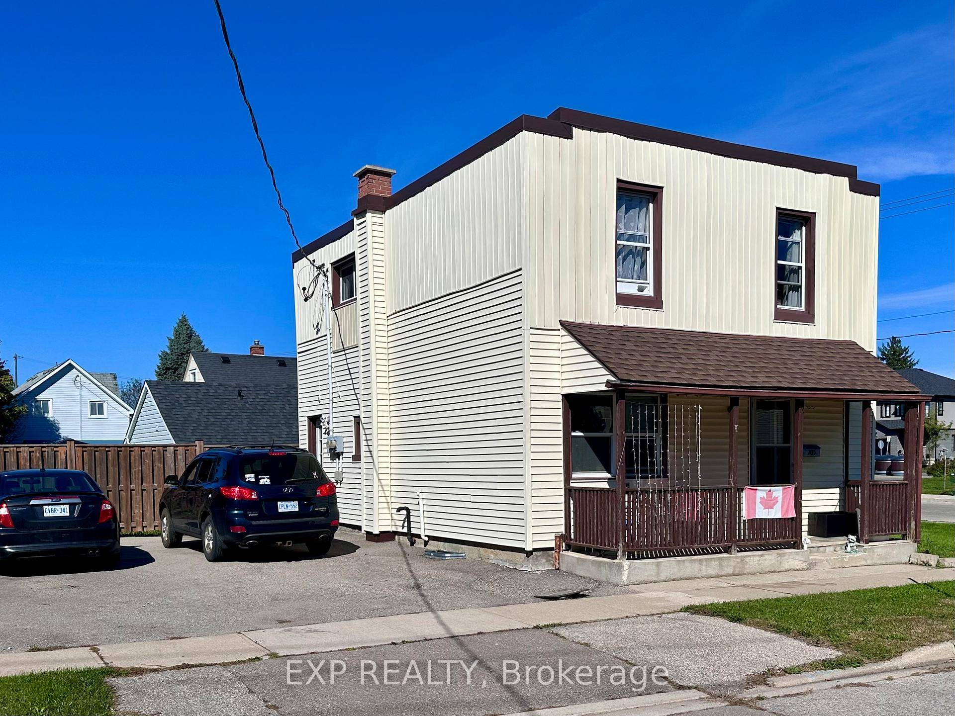 Positive ROI Investment Opportunity Instant INCOME Duplex This stunning two story duplex is a turn key investment opportunity, featuring a cash flow positive setup.
