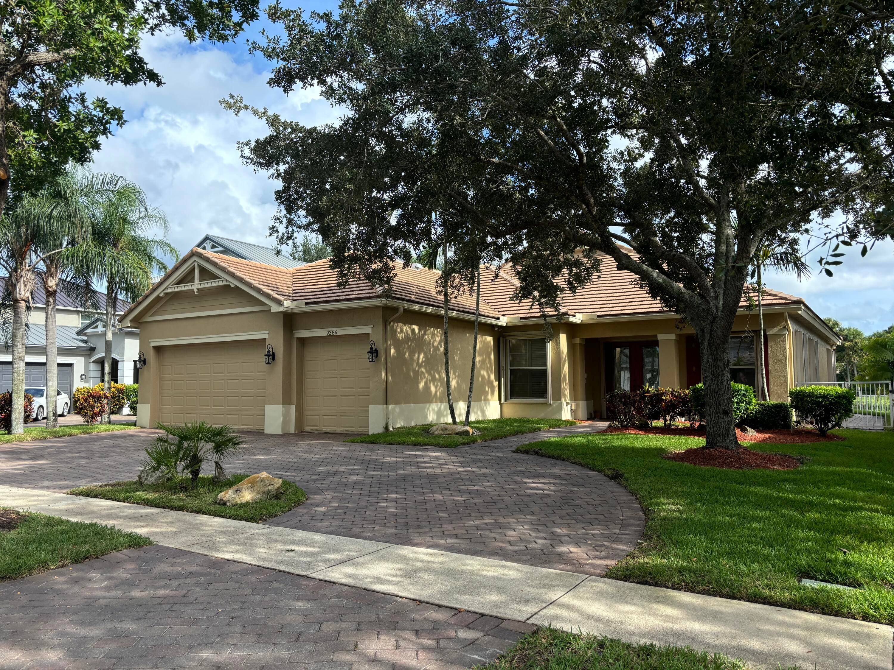 Perfect 5BR 3BA 3CG one level lakefront Estate pool home in the gated community of Palm Beach Plantation !
