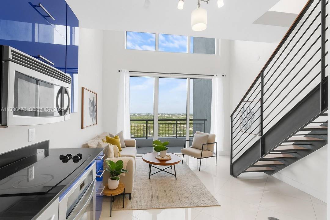 priced to sell Gigantic panoramic windows with unobstructed panoramic views throughout the entire unit.