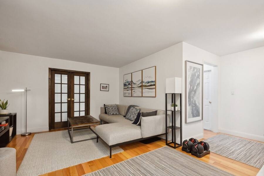 Experience the unique convenience of working from home, whether indoors or outdoors, that this unit exclusively provides !