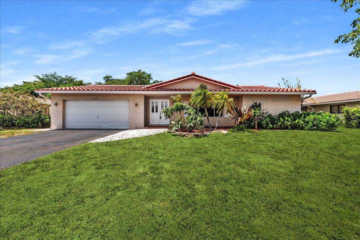 Spacious 5 bed 2 bath single family home in Coral Springs.