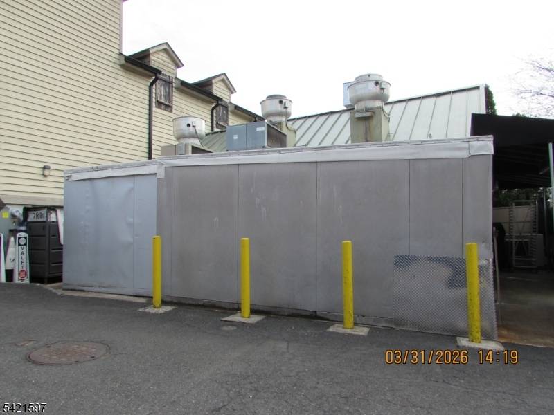 HISTORIC UPSCALE 175 YEAR OLD REMODELED RESTAURANT BAR.