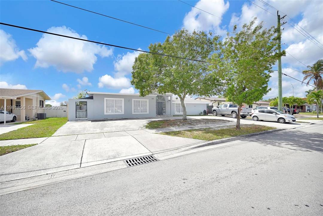 Spacious 6 bedroom, 4 bathroom home located in the heart of Hialeah, perfect for a large or growing family.