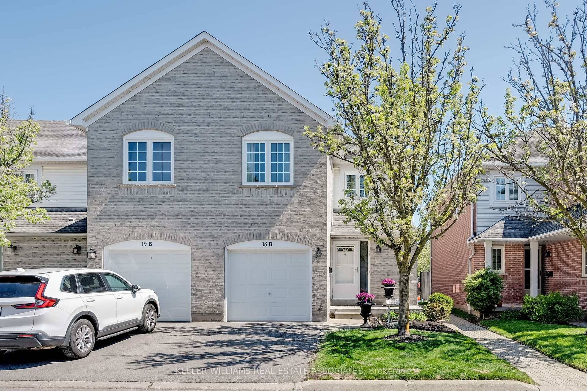 Welcome to this beautifully maintained 3 1 bedroom townhouse with in law suite and low condo fees in the heart of Central Erin Mills !