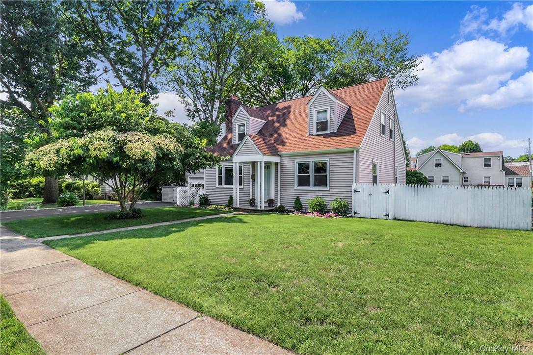 Cape Cod Cream Puff renovated from top to bottom in 2018 just bring your toothbrush !
