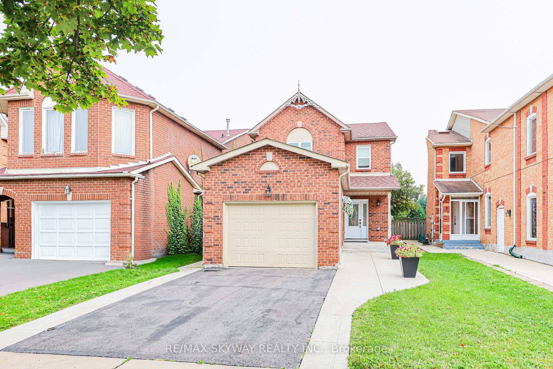 Beautiful Detached Home in Sought After Westgate Neighbourhood, with hardwood floors on the main level.