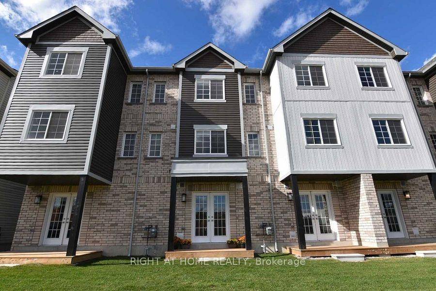 No Front Yard Neighbours In This 2 Bed, 4 Bath !