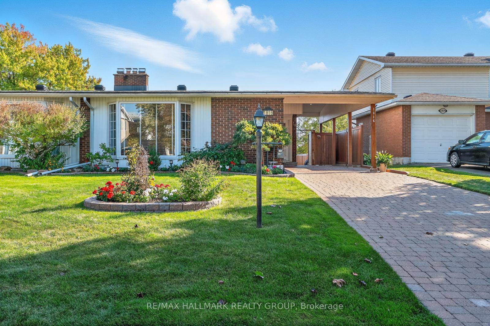1816 APPLEGROVE COURT is a beautiful, meticulously maintained 3 bedroom 2 full bathrooms 1 bed up amp ; 2 down semi detached bungalow in premium condition.