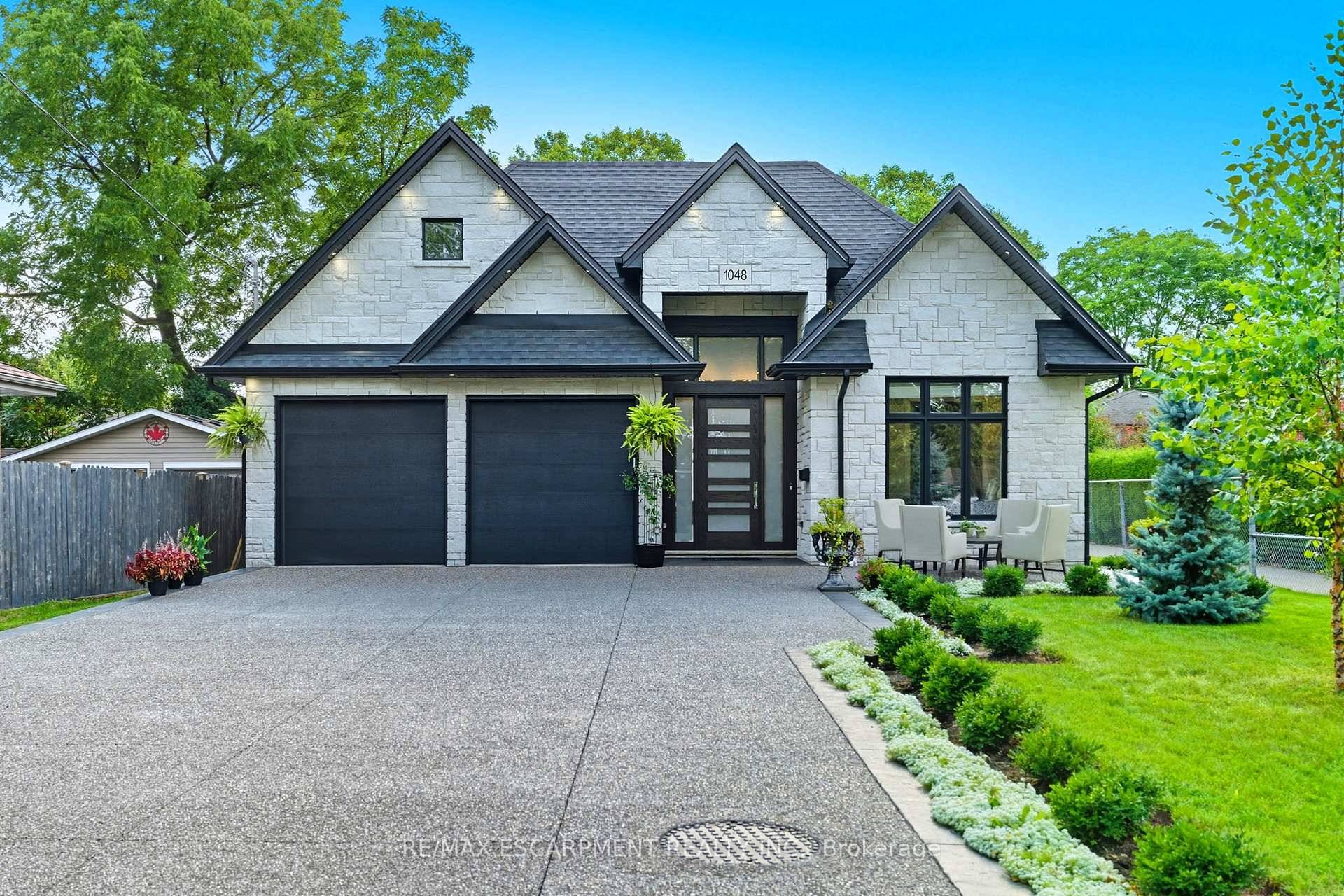 Newly built exquisite bungalow in the desirable neighbourhood of Aldershot Burlington.