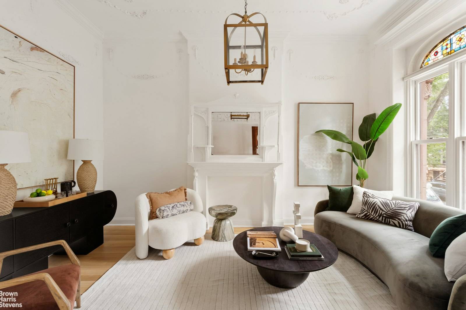 A masterclass in refined Brooklyn living, 18 Arlington Place is a fully renovated historic brownstone that seamlessly marries 19th century architectural detail with the contemporary comforts today's buyers crave.