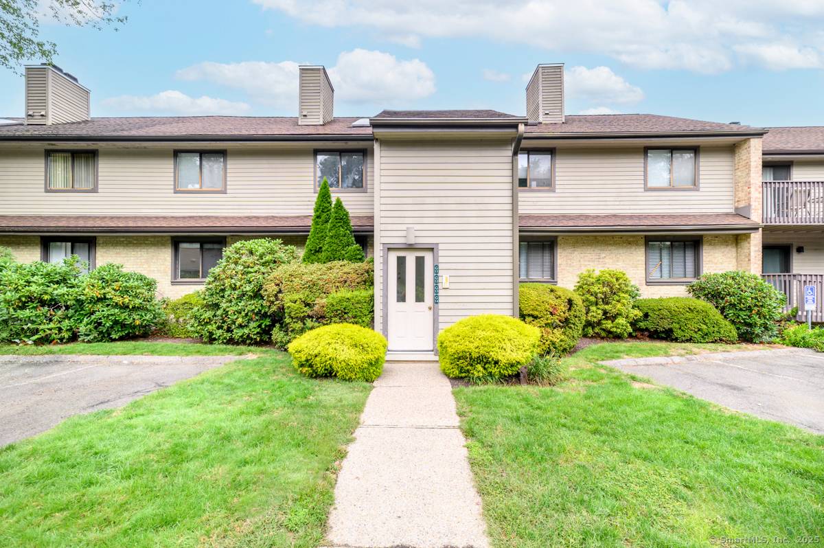 Welcome to Chesterfield, one of Stamford's most sought after gated communities !