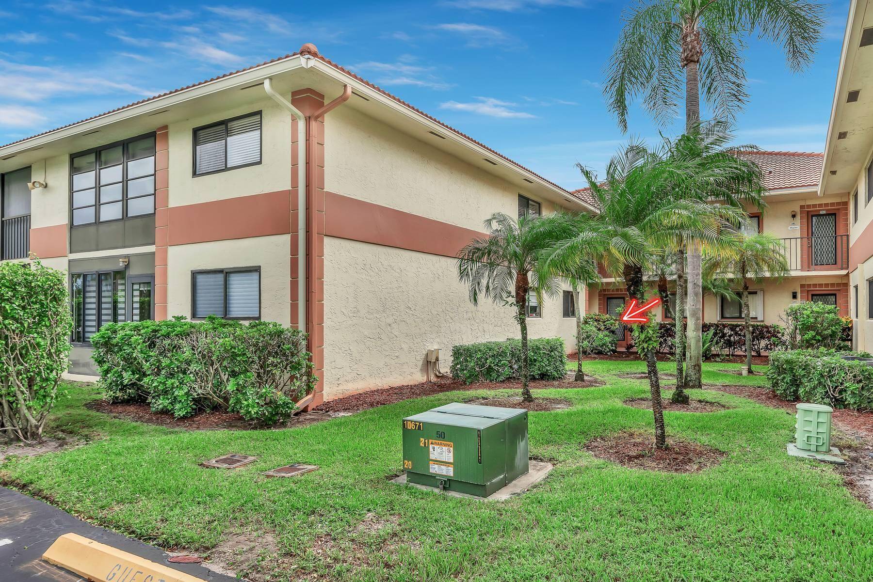 Bright, spacious, 2BR 2BA, 1st flr condo in the much sought after Lakes of Delray !