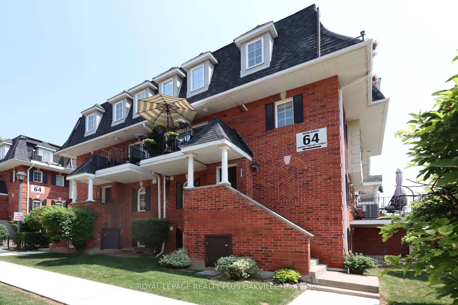 Bright amp ; Spacious 3 Bedroom Corner Unit in Prime Family Friendly Location !