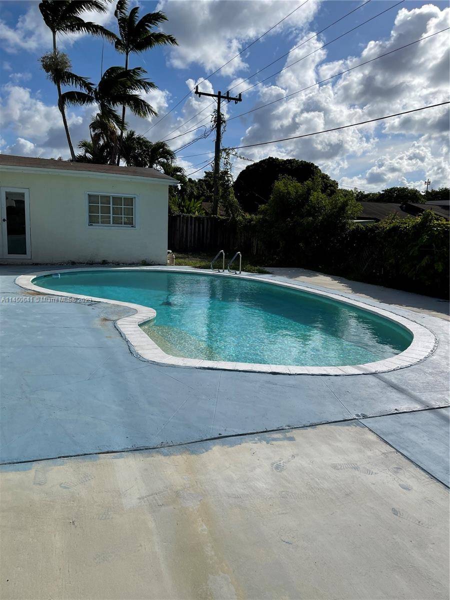 NO HOA ! located at great family oriented neighborhood cutler bay !