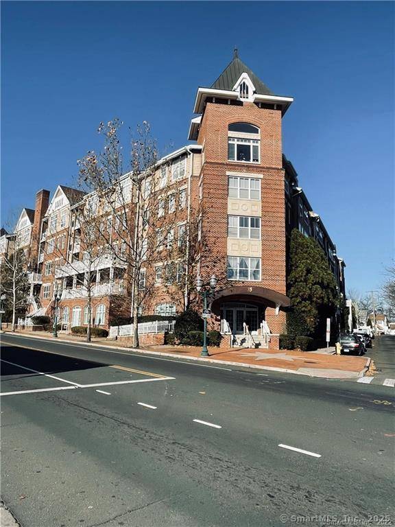 Freshly painted unit with all new carpeting, lovely sunny 4th floor unit top floor overlooks the courtyard.