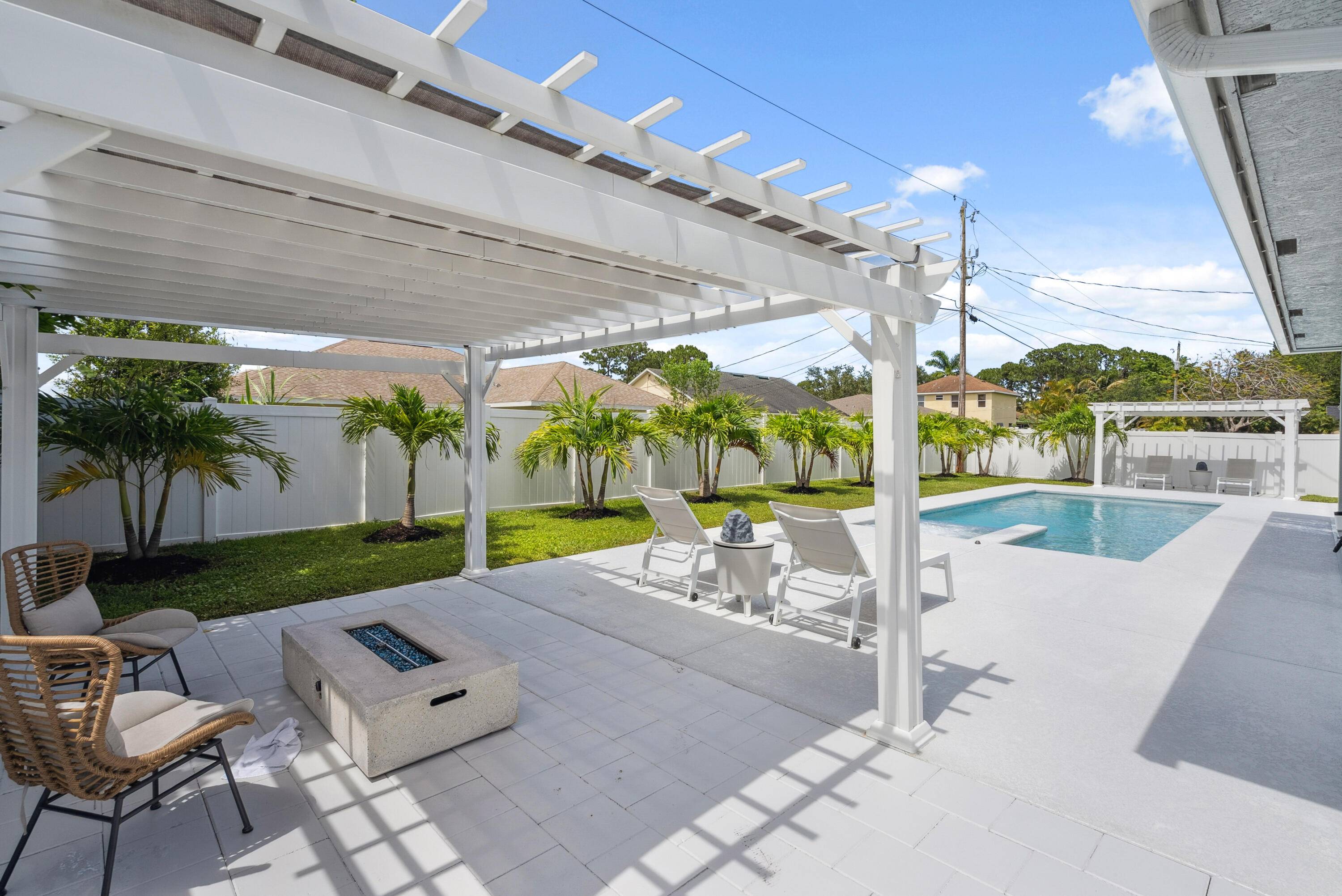 Pool home with a heated infinity spa !