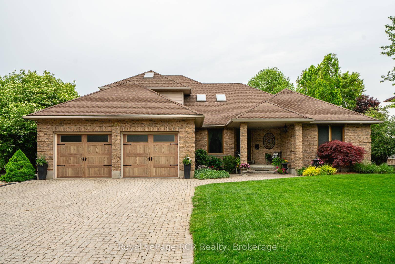 Executive home in great neighbourhood !