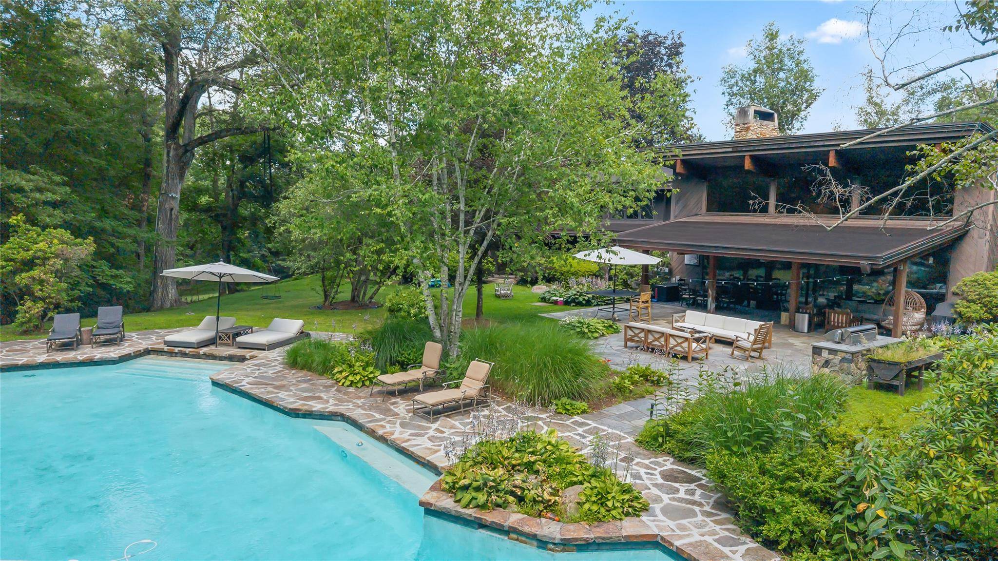 Welcome to 37 Sarles Street, Armonk A Private Sanctuary of Sophistication and Style Nestled in one of Armonk s most coveted locations, 37 Sarles Street offers a rare opportunity to ...