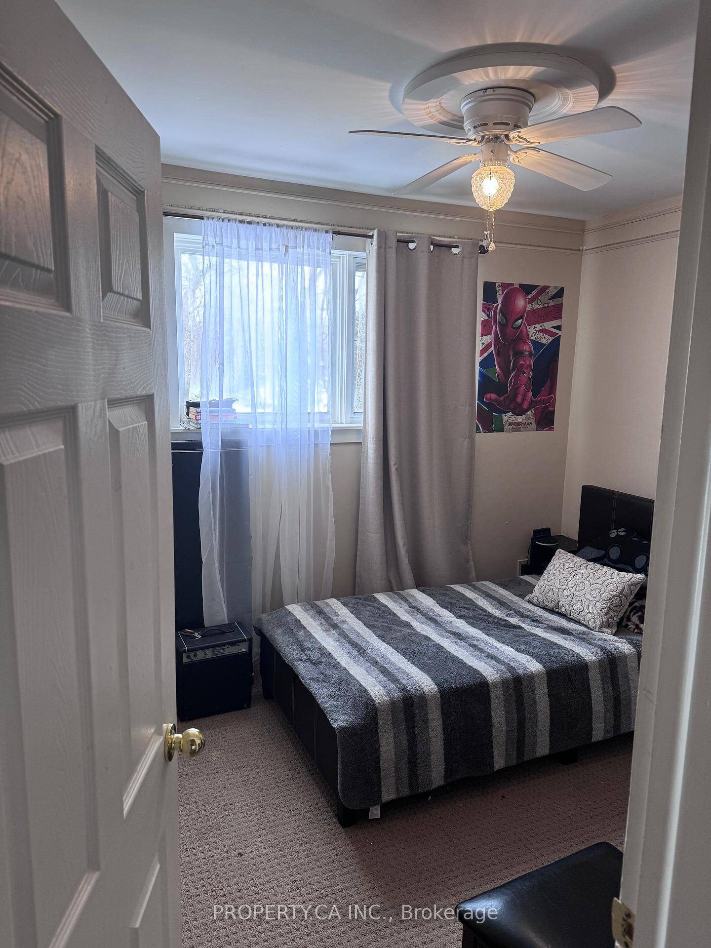 upper unit only. it's a 2 bedroom 1 washroom Detached Brick Back split in sought after Aurora Highlands.