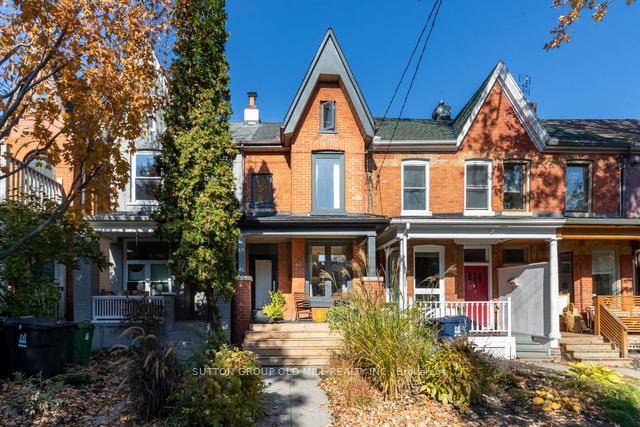 Renovated Victorian In Trendy Roncy !