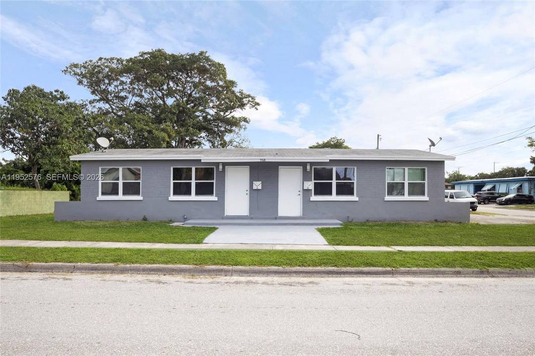 Beautifully renovated DUPLEX situated on a CORNER LOT in the heart of Riviera Beach !