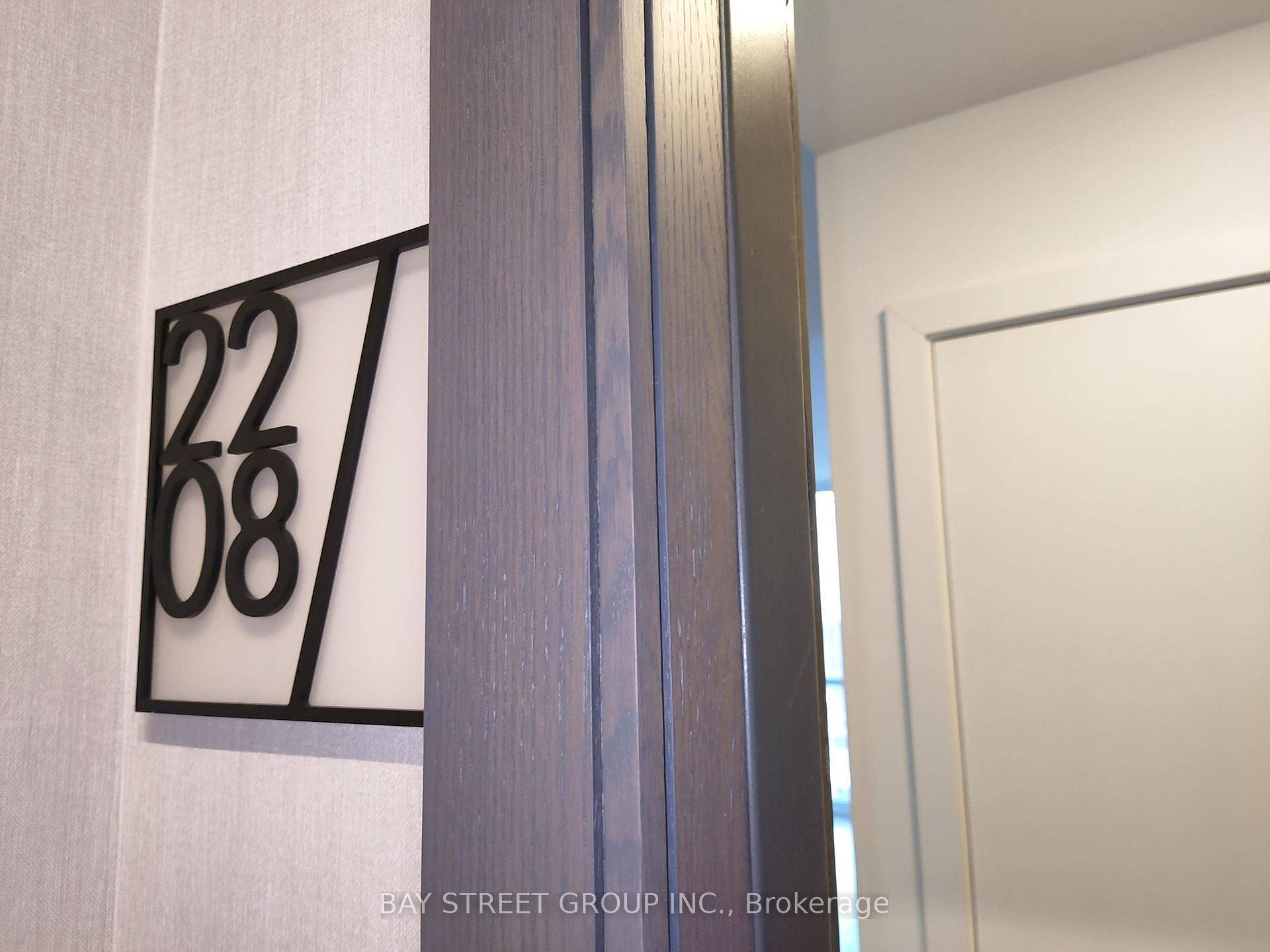 Full 2 Bed 2 Bath Corner Suite !
