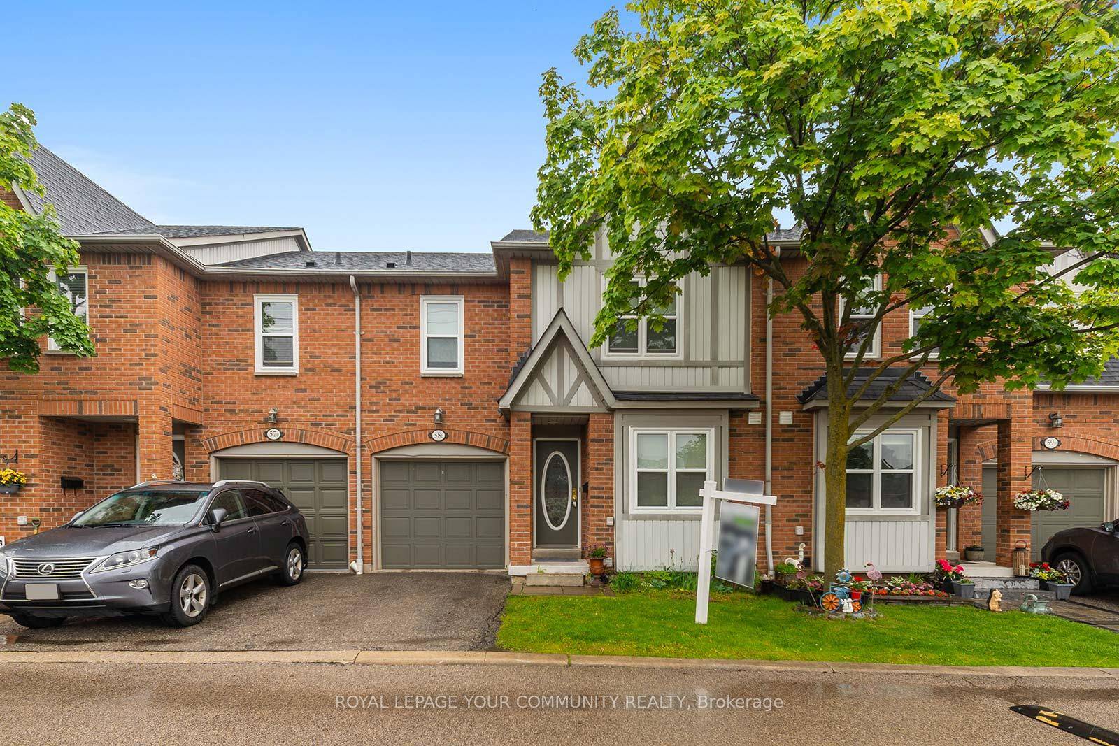 Simplicity meets Luxurious Opportunity in the heart of Erin Mills, a highly desirable family friendly neighborhood !