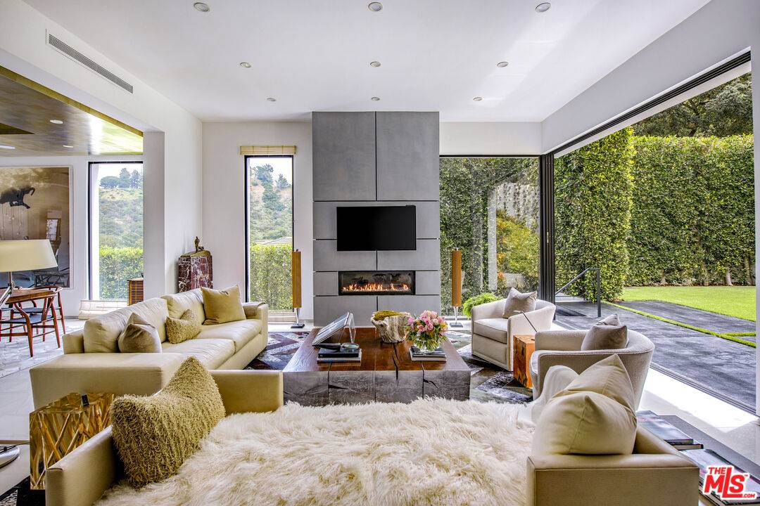 9852 San Cir 7BR Beverly Hills Post Office | B.H.P.O. La