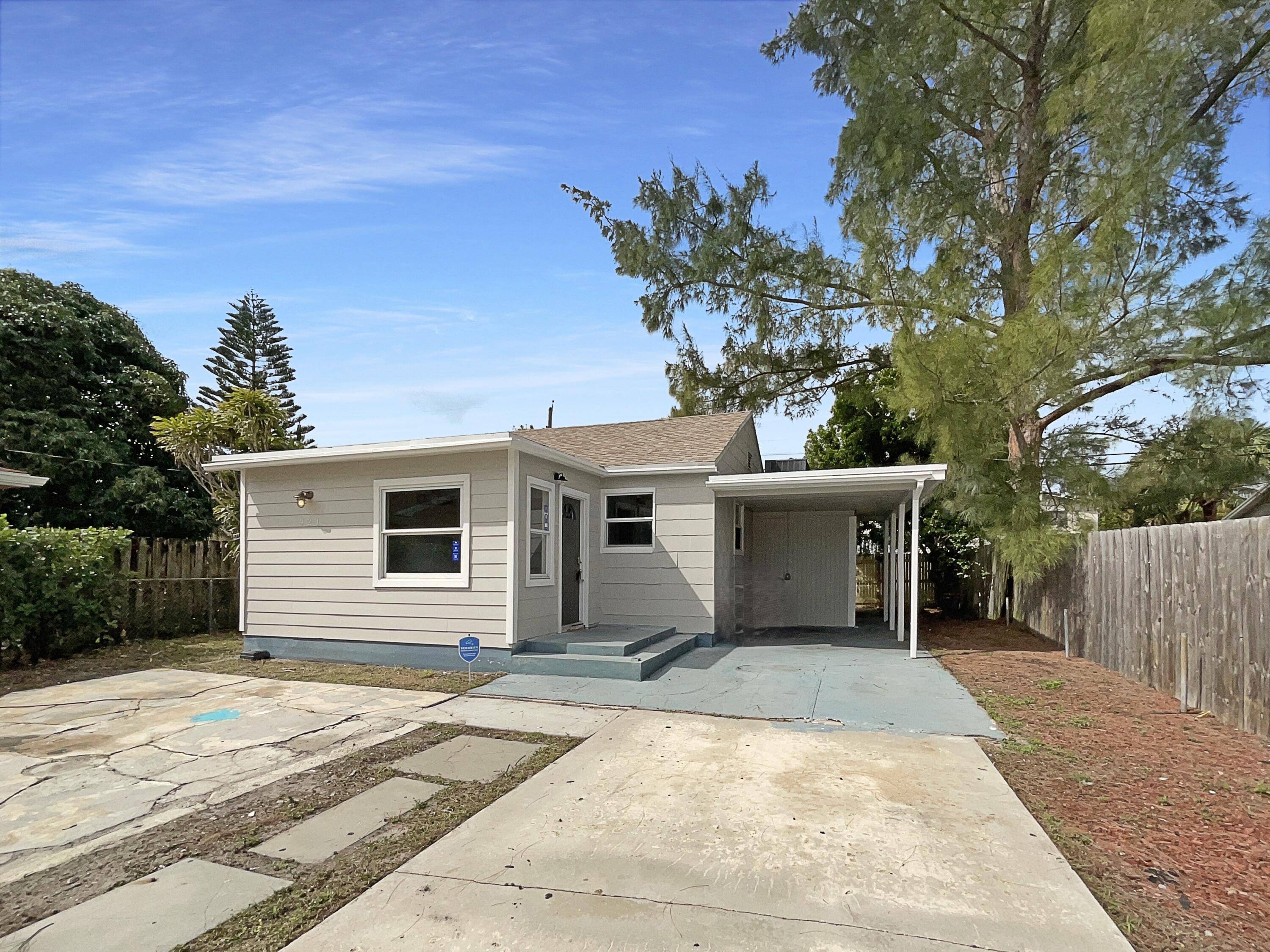 This charming updated cottage is centrally located in Lake Worth.