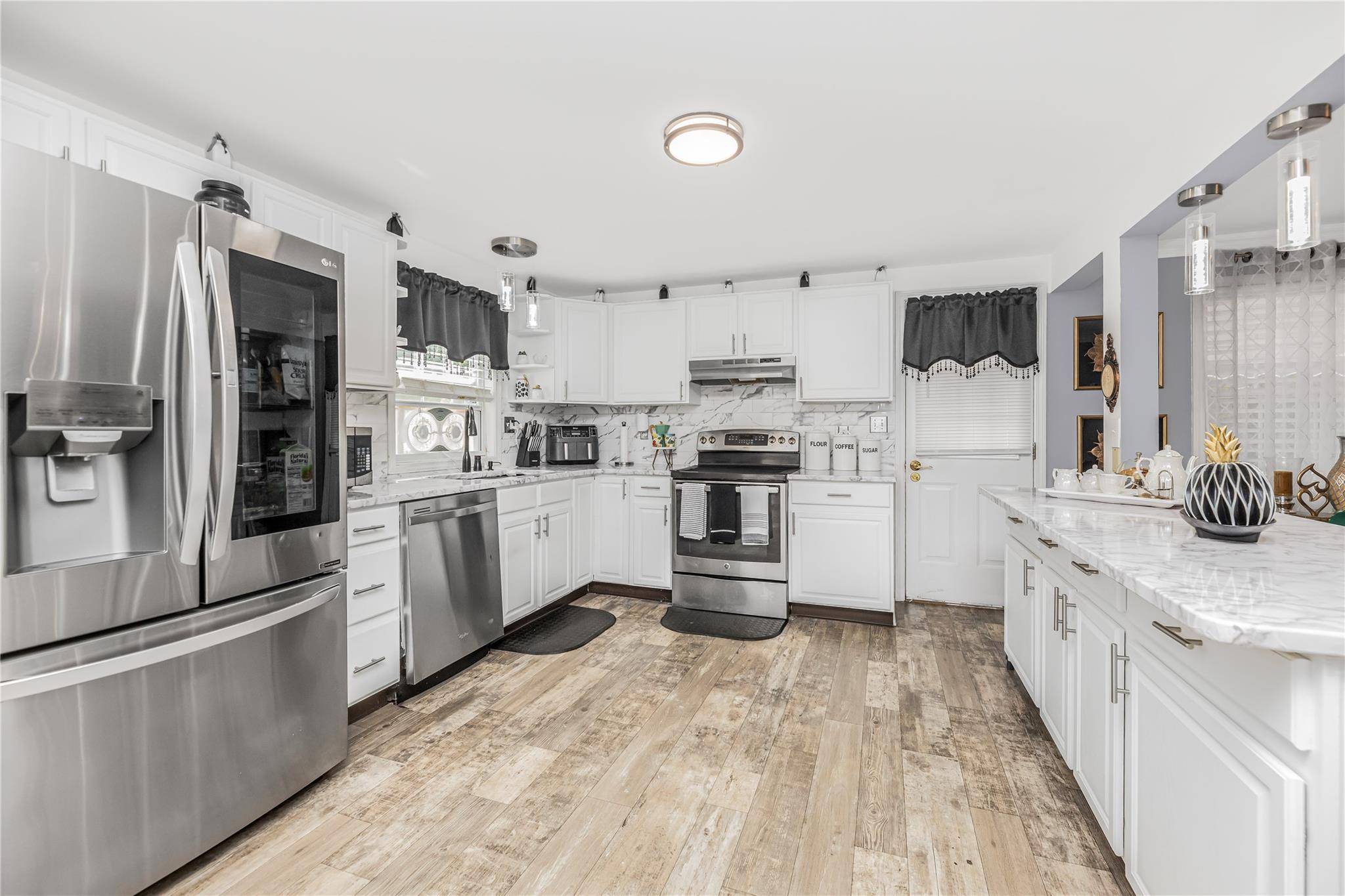 ? ? Welcome to 5 Queens Way, Newburgh, NY 12550 Spacious 4 Bedroom, 3 Bathroom Colonial Home Comfort, Privacy, and Suburban Charm Discover your dream home in the highly desirable ...