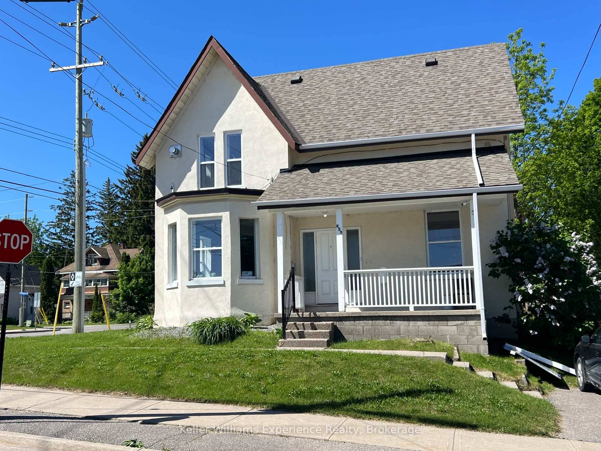 This 269 sqft all inclusive commercial unit is ideal for a variety of businesses, from professional office to boutique studio or aesthetic services.