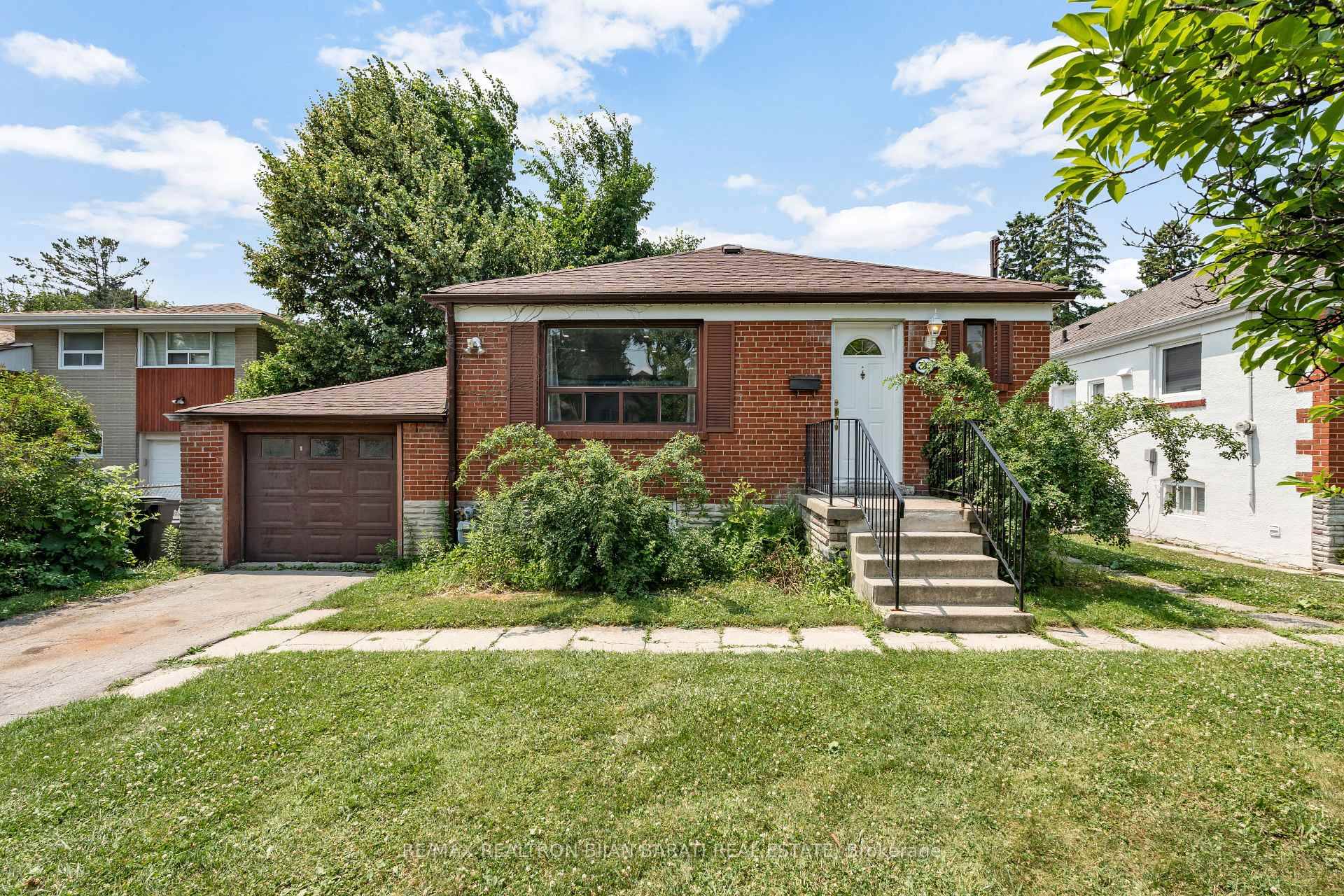 Fantastic Opportunity In Prestigious Willowdale West !
