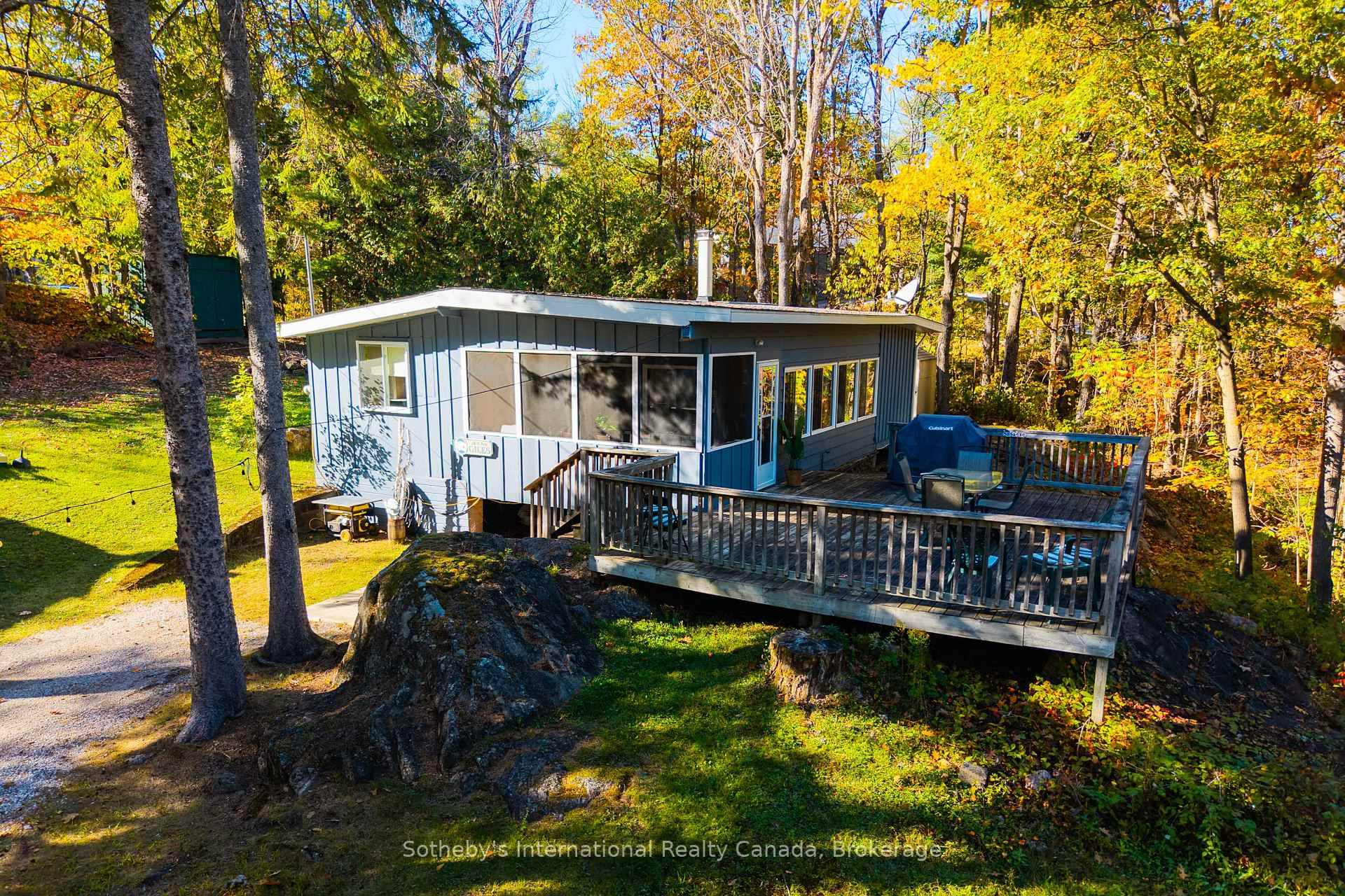 Cozy 3 Bedroom Cottage Steps from Kahshe Lake Your Muskoka Escape Awaits !