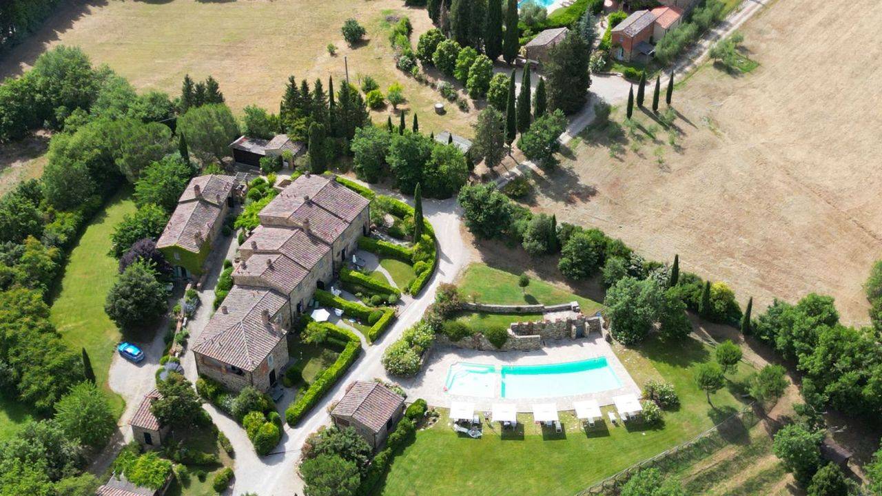 Hamlet with villa, 2 swimming pools, 17 hectares of land, garden, 11 flats, 22 bedrooms and 21 bathrooms for sale in Sinalunga, Tuscany.