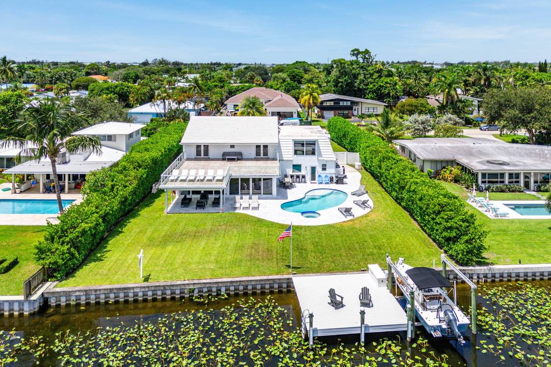 Luxury living on a premier lot in Lake Clarke Shores, this 2 story 5BR 5BA estate blends elegance and function situated on the widest section of the boater friendly freshwater ...