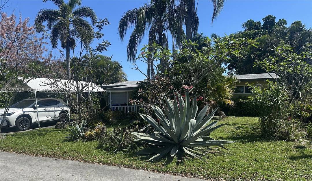 Incredible opportunity to buy this wonderful 3 bedroom 2 bath in this sought after neighborhood located within 5 minutes of beautiful Ft Laud beach 3 bedroom 2 bath with large ...