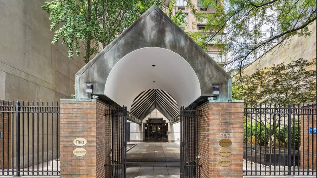 This renovated, bright all day and quiet Junior one bedroom currently shows as an alcove studio with a large balcony resides in the L'Isola Condominium, a sought after full service ...